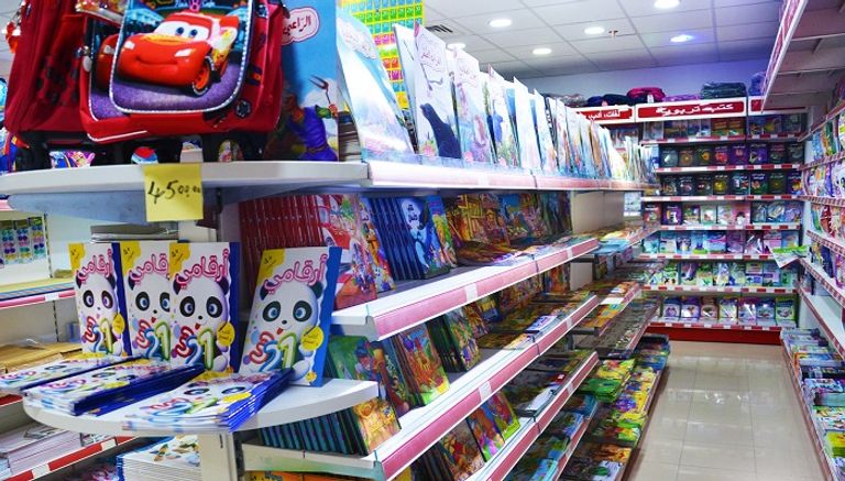 مكتبة لبيع الأدوات المدرسية بالجزائر تحية علم لتلاميذ بمدرسة جزائرية - أرشيفية
