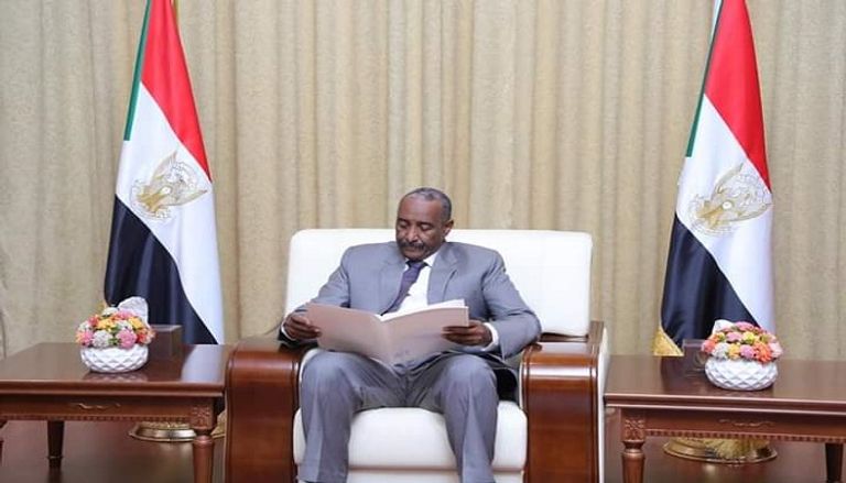 رئيس مجلس السيادة الانتقالي في السودان خلال تسلم الرسالة