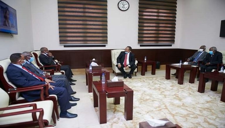 رئيس مجلس السيادة الانتقالي في السودان خلال تسلم الرسالة