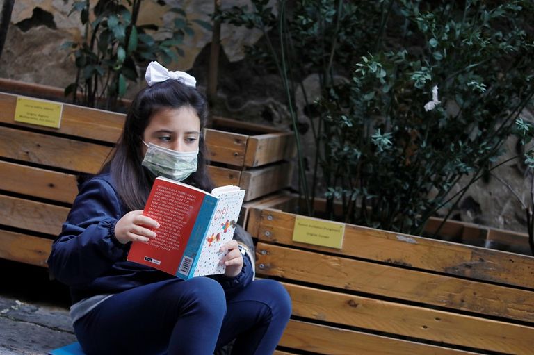 التلاميذ يجلسون على درج في شارع بوسط نابولي