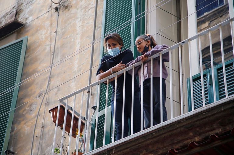 التلاميذ يجلسون على درج في شارع بوسط نابولي