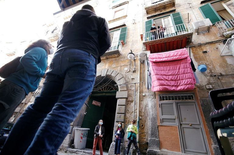 التلاميذ يجلسون على درج في شارع بوسط نابولي