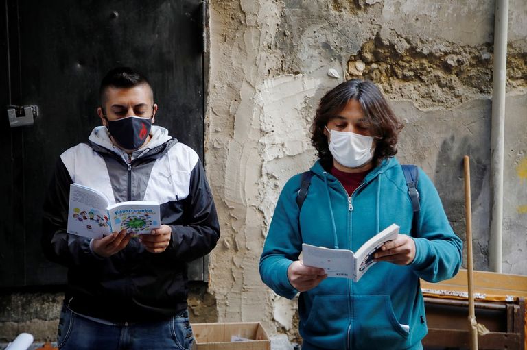 التلاميذ يجلسون على درج في شارع بوسط نابولي