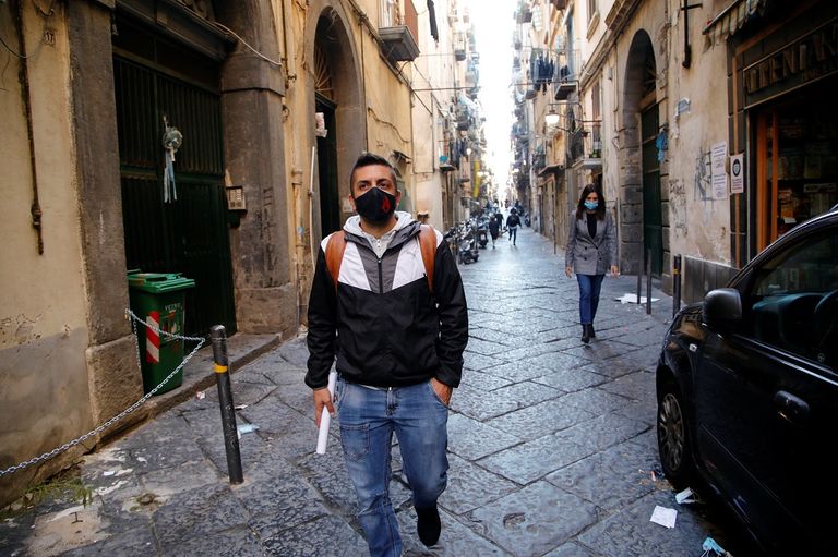 التلاميذ يجلسون على درج في شارع بوسط نابولي