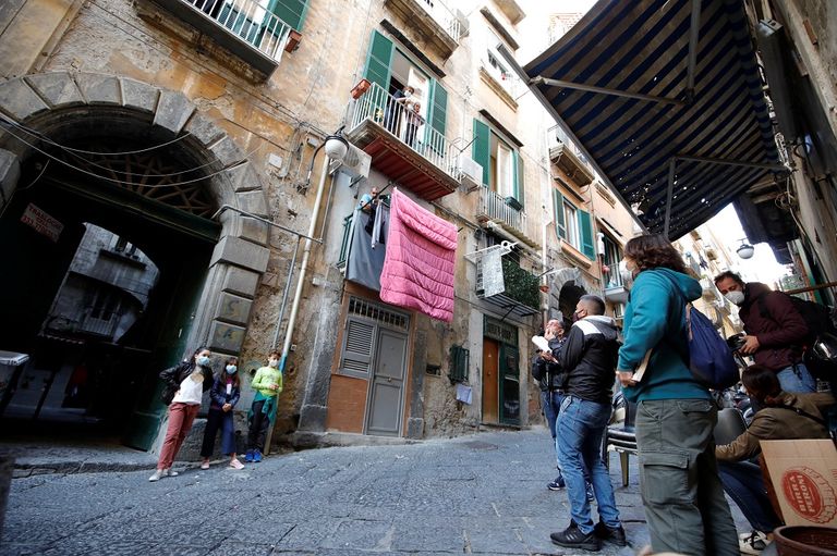 التلاميذ يجلسون على درج في شارع بوسط نابولي