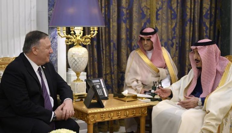العاهل السعودي الملك سلمان وبومبيو في لقاء سابق