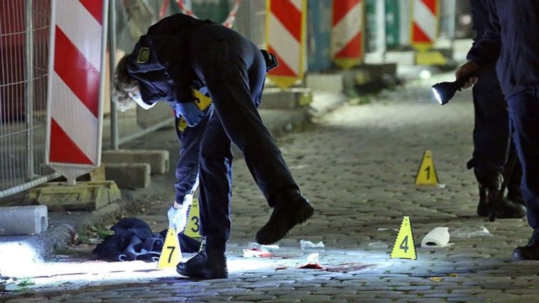 الشرطة في موقع الحادث السكين التي استخدمها القاتل في جريمته