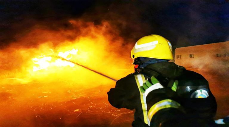 فرق الدفاع المدني بمحافظة تنومة تواصل إخماد الحريق