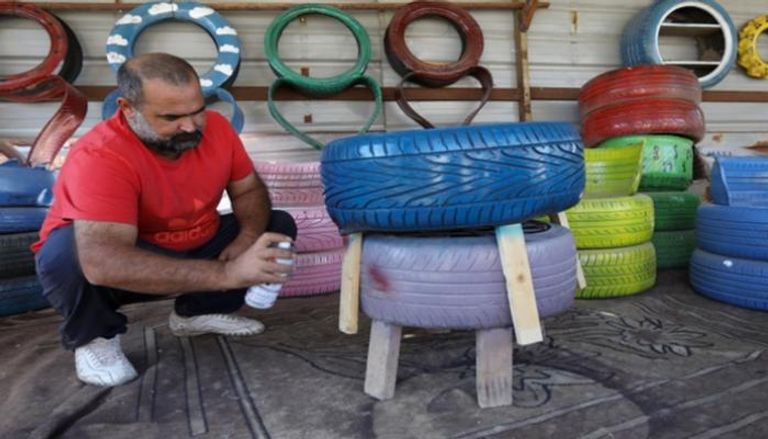 الأردني عبد الله المومني يصنع قطع الأثاث من الإطارات المستعملة