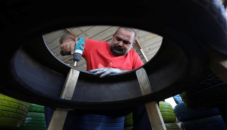 الأردني عبد الله المومني يصنع قطع الأثاث من الإطارات المستعملة