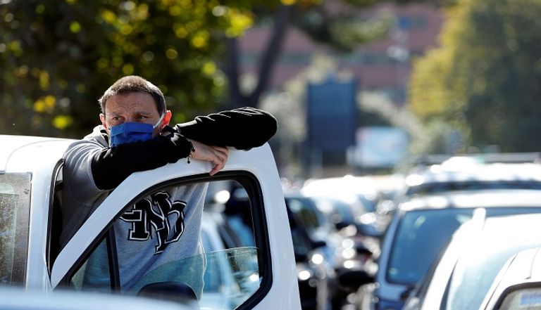 شخص يخضع لاختبار فيروس كورونا