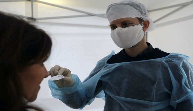 شخص يخضع لاختبار فيروس كورونا