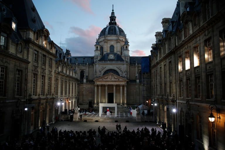 ماكرون خلال تأبين المدرس المذبوح - أ.ف.ب ماكرون خلال تأبين المدرس المذبوح - أ.ف.ب