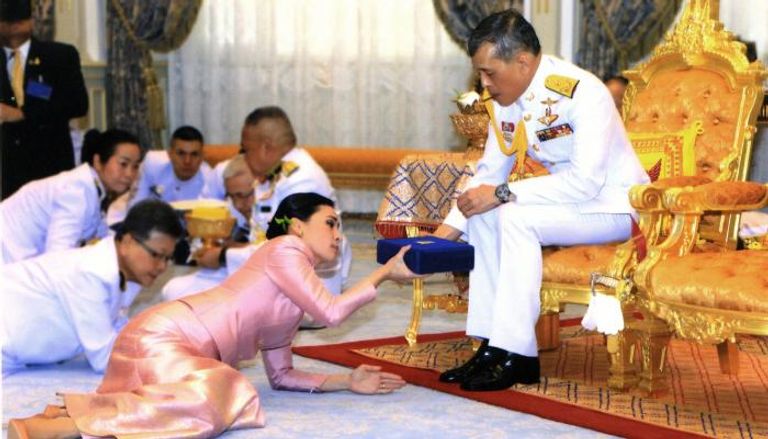 ملك تايلاند يأمر رجال البلاط بالزحف على ركبهم 
