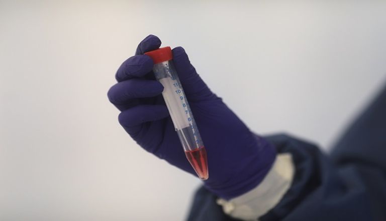 شخص يخضع لاختبار فيروس كورونا بالهند