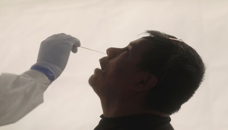 شخص يخضع لاختبار فيروس كورونا بالهند