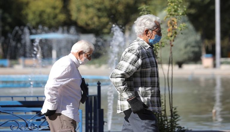 شخص يخضع لاختبار فيروس كورونا بالهند