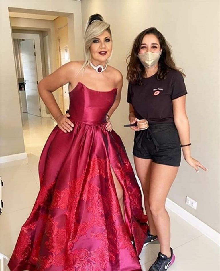 الفنان آسر ياسين مع زوجته وأطفالهما