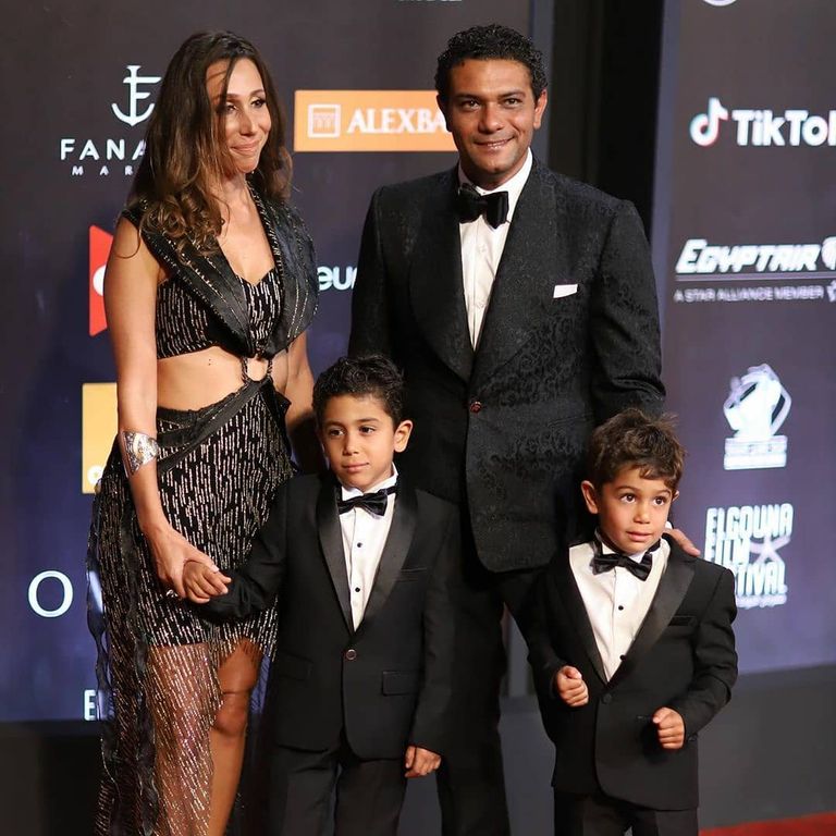 الفنان آسر ياسين مع زوجته وأطفالهما