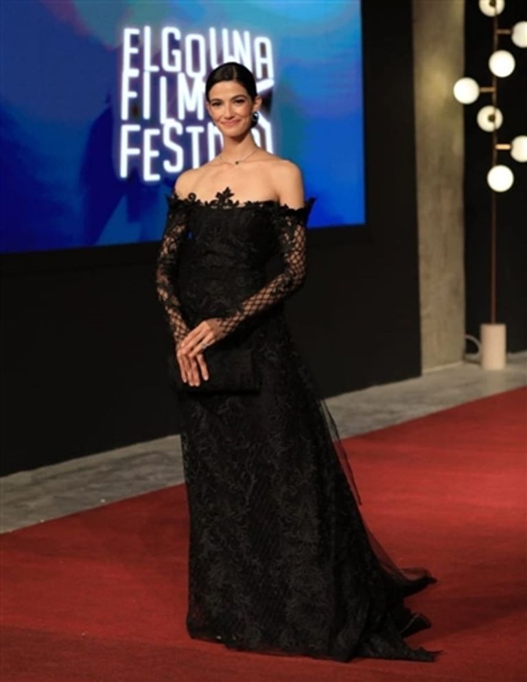 الفنان آسر ياسين مع زوجته وأطفالهما