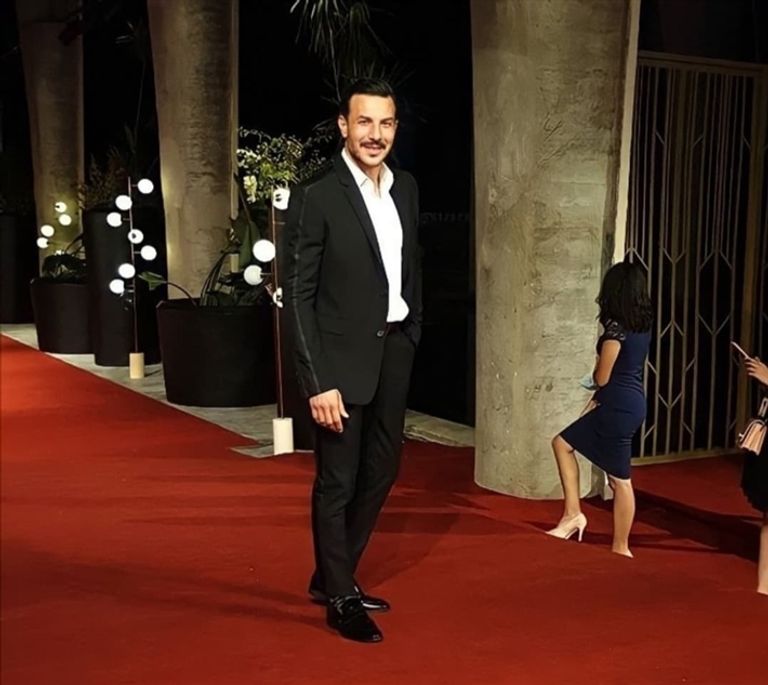 الفنان آسر ياسين مع زوجته وأطفالهما