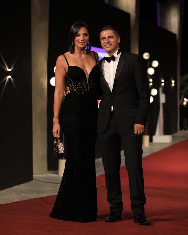 الفنان آسر ياسين مع زوجته وأطفالهما