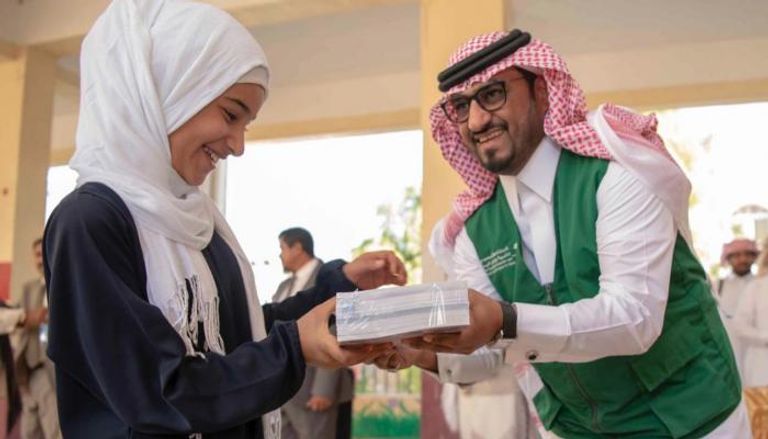 مسؤول بالبرنامج السعودي يسلم طالبة يمنية الكتب والأدوات المدرسية