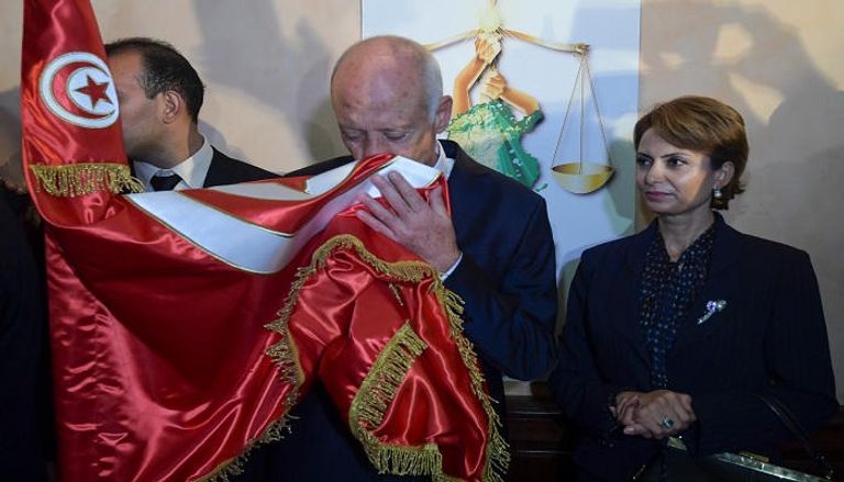 قيس سعيد يقبل علم تونس الرئيس التونسي قيس سعيد خلال أداء اليمين - أرشيفية