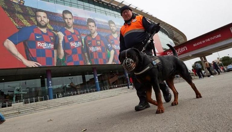 كلب حراسة أمام ملعب برشلونة