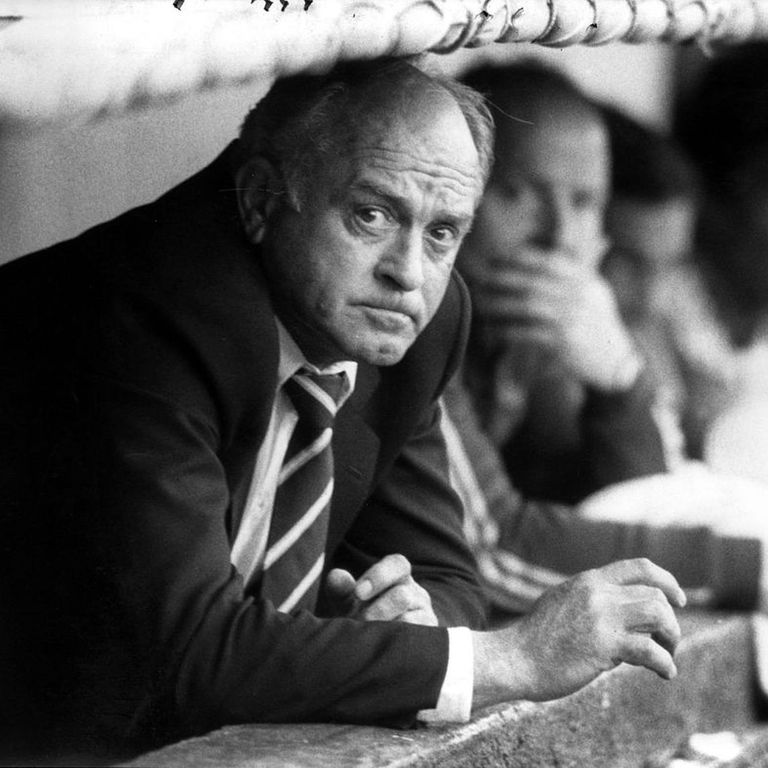 ألفريدو دي ستيفانو رونالد كومان نجم برشلونة السابق يخوض مباراته الأولى كمدرب في الكلاسيكو