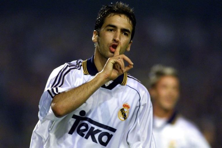 راؤول جونزاليس نجم ريال مدريد السابق من إحدى مواجهات برشلونة ضد ريال مدريد