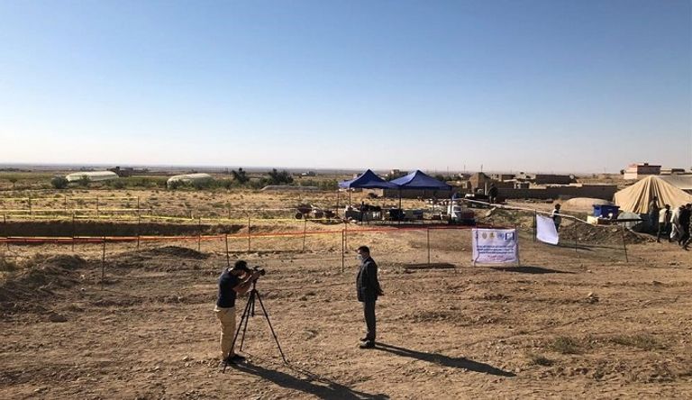 نساء إيزيديات يشهدن فتح مقبرة لضحايا داعش