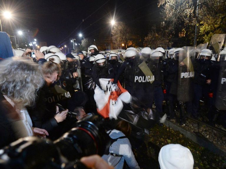 مواجهات في نابولي بين الشرطة الإيطالية ومئات الشباب الذين احتجوا على حظر التجول