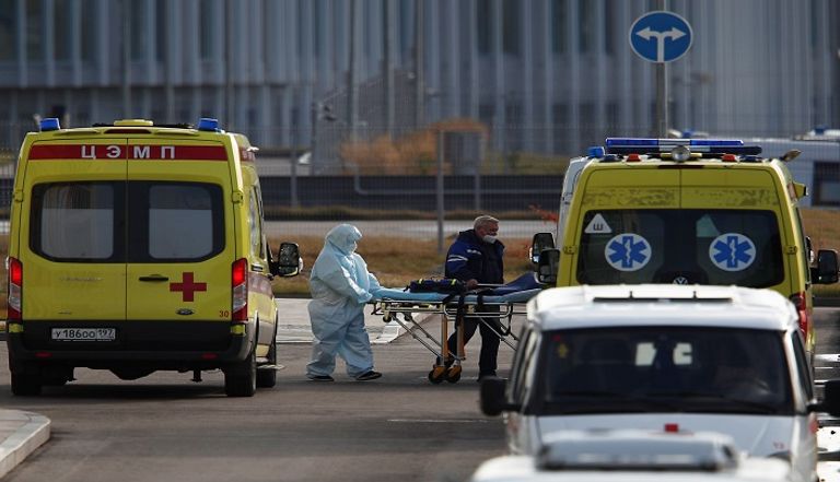 نقل مصاب بكورونا إلى المستشفى بروسيا