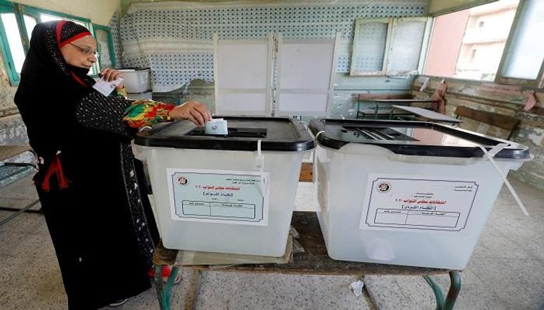 سيدة مصرية تدلي بصوتها في انتخابات مجلس النواب 2020