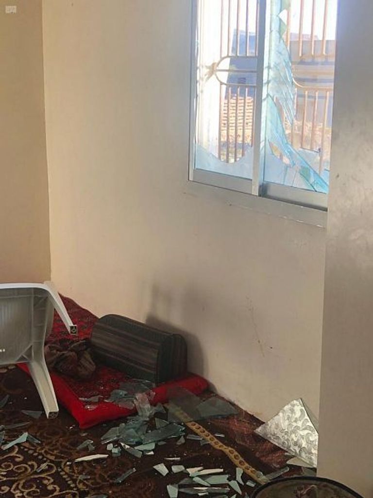 أحد المنازل المتضررة جراء شظايا الطائرة الحوثية (واس)