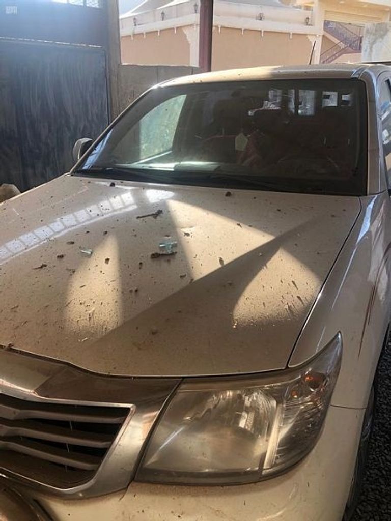آثار شظايا الطائرة الحوثية المسيرة على إحدى السيارات (واس)