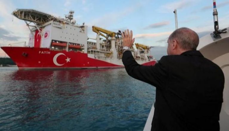 أردوغان يلوح لسفينة استكشاف تركية قبل مهمة شرق المتوسط - أرشيفية