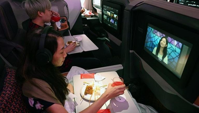 وجبة وشاشة صغيرة في طائرة بمطار شانجي في سنغافورة