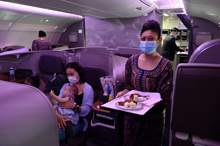 وجبة وشاشة صغيرة في طائرة بمطار شانجي في سنغافورة