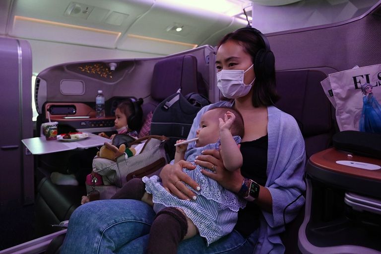 وجبة وشاشة صغيرة في طائرة بمطار شانجي في سنغافورة