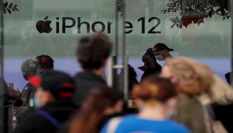 طابور خارج متجر أبل في نيويورك لشراء iPhone 12 الجديد - رويترز