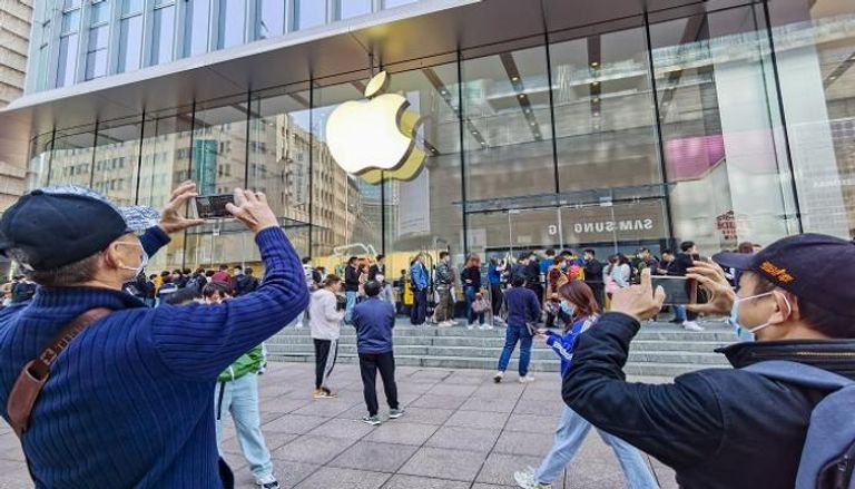 عملاء يصطفون للحصول على iPhone 12 من متجر Apple في شنغهاي