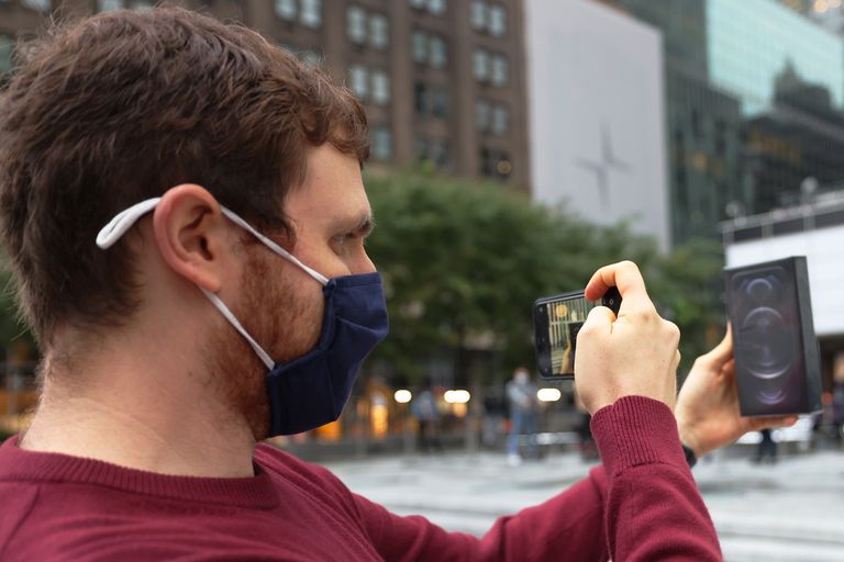 يلتقط بن راتنر صورة لجهاز iPhone الجديد بعد أن كان أول عميل يخرج من متجر Apple Fifth Avenue في 23 أكتوبر 2020 في مدينة نيويورك يلتقط