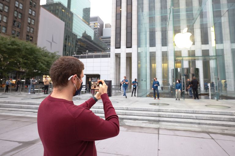 يلتقط بن راتنر صورة لجهاز iPhone الجديد بعد أن كان أول عميل يخرج من متجر Apple Fifth Avenue في 23 أكتوبر 2020 في مدينة نيويورك يلتقط