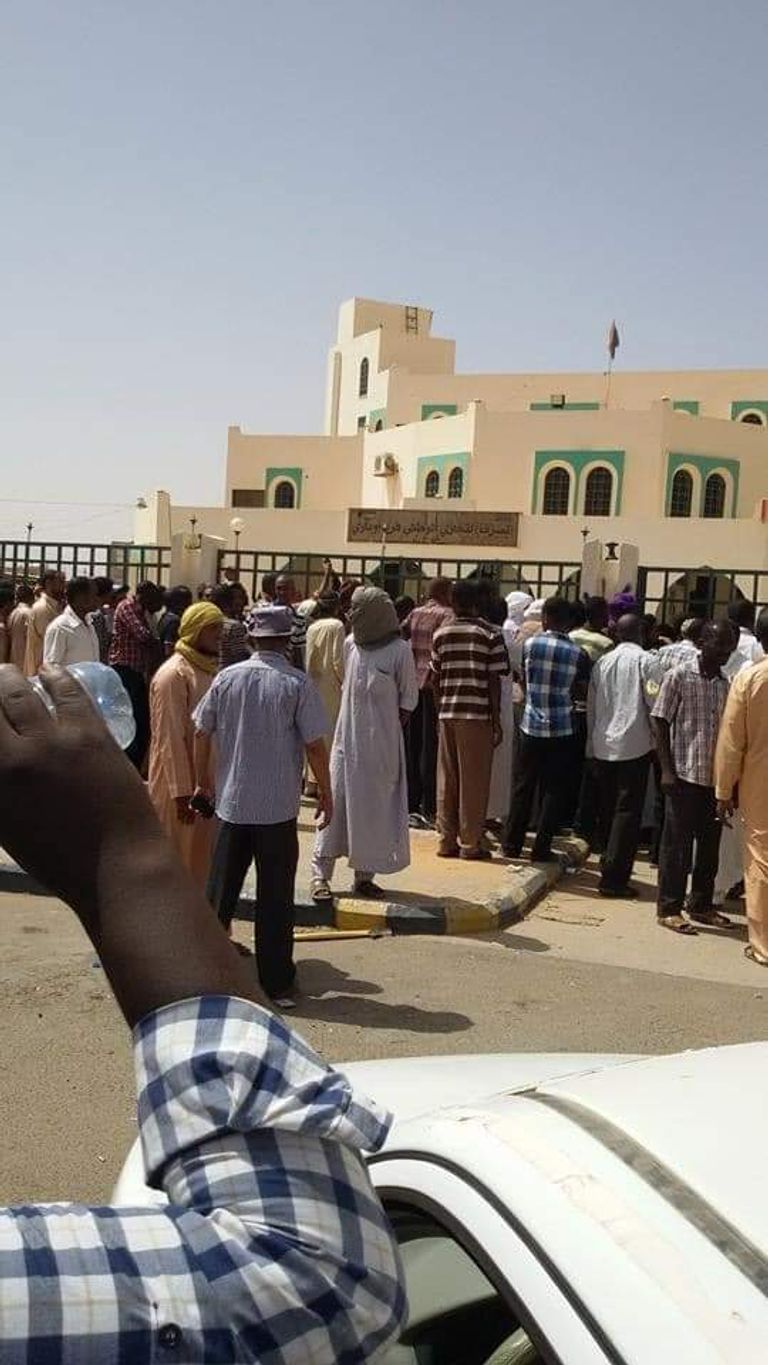 سكان الجنوب ينتظرون السيولة بأحد المصارف - أرشيفية