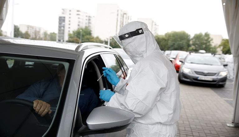 سيدات يرتدين كمامات للوقاية من عدوى كورونا