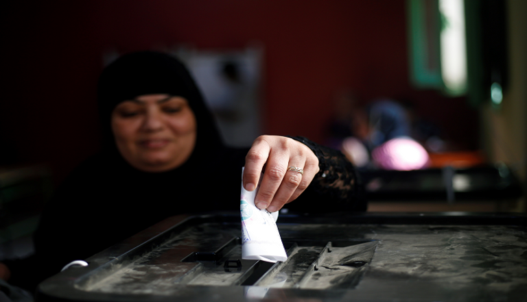 ناخب يدلي بصوته في انتخابات البرلمان بمصر