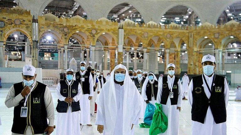 سيدتان تضعان كمامة عند المرور في ساحة مطار عربي