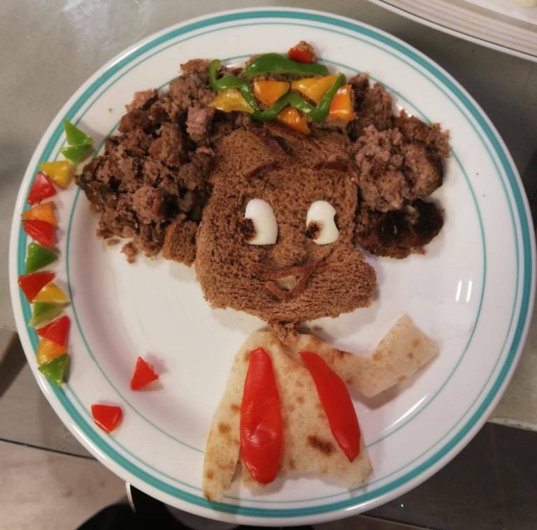 فاطمة عرفة تحمي الأطفال من خطر كورونا بالرسم